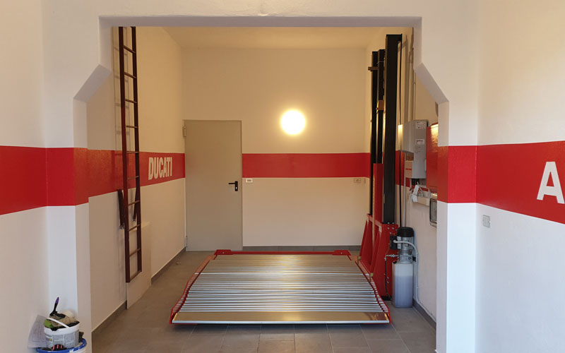 Elevatore per box auto Fimac Lift H-Box con sistema di sollevamento a doppia colonna
